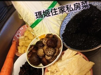 step1: ～冬菇預先用暖水浸軟👉🏻 剪去冬菇頭，用油及糖醃一陣（浸冬菇既水留起備用）
～另外預先把雲耳 枝竹 粉絲 蠔豉分別用水浸至軟身👉🏻豆卜沖水切半備用