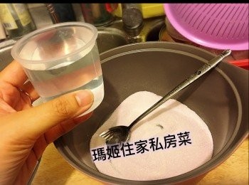 step3: 然後倒入一杯米杯既凍滾水搞勻