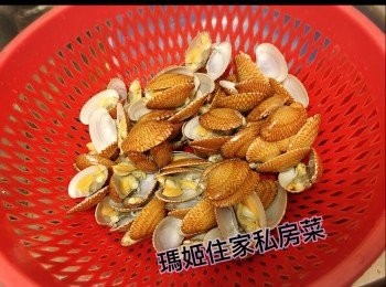 step2: ～花甲如果有時間用鹽水浸👉🏻等吐沙（如果冇就可以好似我咁）👉🏻🌟快速法👉🏻煲滾水落花甲👉🏻花甲微微張開口就盛起👉🏻然後用水喉水沖乾淨備用