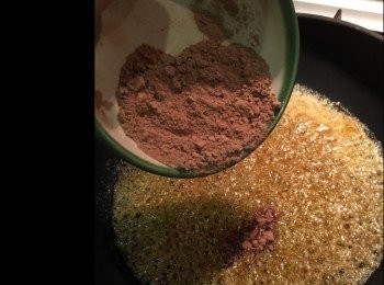 step4: 煮溶了牛油後可以加入朱古力粉