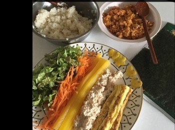 step1: 白飯用鹽同麻油調味拌混，將紅蘿蔔同生菜切細條，吞拿魚用沙律醬調味，將兩隻蛋加鹽同胡椒落鑊煎

另外仲整左有味飯做飯團，用左泡菜肉粒炒飯，放涼後搓出形狀，然後裝飾一番