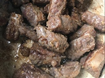 step3: 將洋蔥同蘿蔔落鑊。

落鏗魚汁同水（比例係鏗魚汁2:水1），開大火煲滾先，再轉細火炆，LC的話約半小時，就可熄火炆焗。