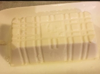 step2: 豆腐以廚房紙巾取去水份，備用。
熱鍋加入暖水待水滾後，用碟將豆腐 （帶子放在豆腐上）放於鍋內篜 10 分鐘，蒸好後將碟慢慢放鍋內取出，備用。