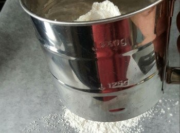 step1: 先將底筋麵粉150g,高筋麵粉20g過篩待用