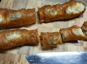 step1: 將油炸鬼先一開二成四段，再於每段切開三件