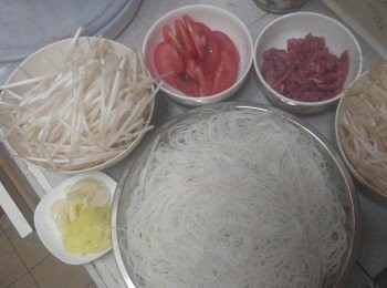 step1: 將梅頭瘦肉切絲,醃至少1小時,將蕃茄切小片,銀芽洗淨分兩份,米粉浸10分鐘,備用