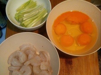 step1: 先將蝦仁解凍加少少鹽撈下，韭黃洗淨，切段備用,雞蛋加1匙雞粉打勻