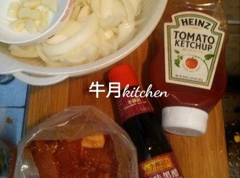 step1: 將所有<span class="group_2">調味</span>(除雞粉)攪勻,洋蔥切絲,備用