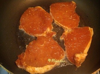 step2: 開火下油,煎豬扒至熟透,盛起,切小塊