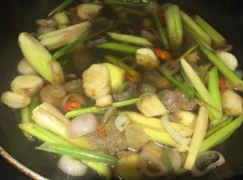 step3: 注入 2杯滾水、冰糖及鹽，蓋上中蓋，轉中小火，放置煮 5分鐘