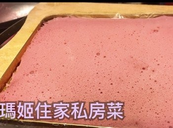 step11: 之後在一個平碟上👉🏻鋪定一塊保鮮紙👉🏻倒落去