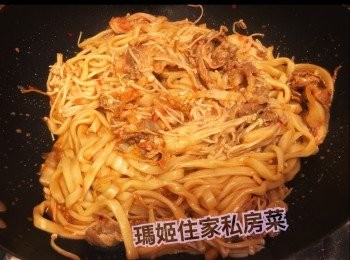 step6: 最後加埋金菇肥牛泡菜落去用筷子炒勻～試味
完成