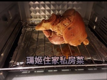 step6: 預先將鍚紙放在焗爐盤上👉🏻再在上一層放鐵架 （因為今次豬手要放在鐵架上焗，咁啲豬油跌落去嘅話，都係跌落錫紙上😊方便我哋清洗）👉🏻焗爐預熱焗爐200度10分鐘👉🏻小心將豬手打直放入（皮向上，最多肉既向下）👉🏻調教焗爐220度30分鐘👉🏻但係要留意,中途要小心打開焗爐👉🏻分別搽2-3次黑啤上豬手面