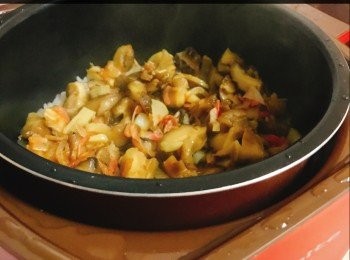 step1: 。將冬菇香和蝦米浸發
。切好冬菇和紅葱頭，用麻油炒香材料