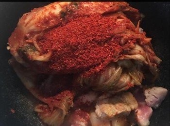 step1: 首先用麻油炒豬肉，然後落泡菜和所有<span class="group_1">調味料</span>，滾後落半條辣椒，豆腐，葱，再滾下食得