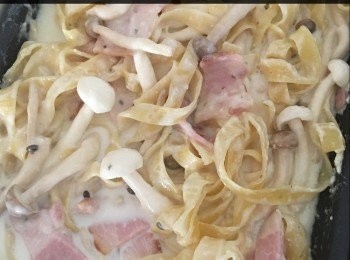 step3: 再一齊煮 10分鐘，如果鐘意啲粉淋啲就煮耐啲，硬啲就煮短啲時間

鮮奶可隨便加減，可以清湯或水代替