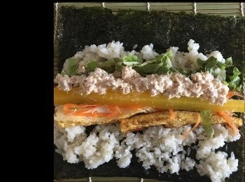 step2: 所有材料預備好就將紫菜放在壽司蓆上面，將白飯平舖於 2/3 既紫菜，逐一放上材料，然後捲起，㩒實，待半小時過後先逐舊切開，切之前可塗少許麻油，切後可放芝麻