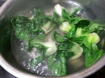 step3: 白菜仔洗淨後,用滾水加入1茶匙鹽,1茶匙砂糖及1湯匙油,大火烚白菜仔2分鐘,再用凍滾水浸一浸白菜仔待用(浸凍滾水作用是令白菜仔不會易黃)
