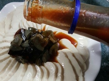 step4: 於中間放上皮蛋（皮蛋洗淨後切粒）然後淋上照燒汁