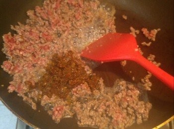 step3: 落拋打羅勒醬兜勻,推到鑊邊