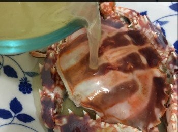 step2: 蛋白跟所有材料混合，加入蟹內，再大火蒸6分鐘，熄火焗3分鐘，下熟油，蔥粒及鼓油即成。