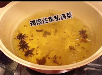 step4: 煲一煲水下香葉 八角 花椒（小許）煲滾（～要蓋到豬手既D水）