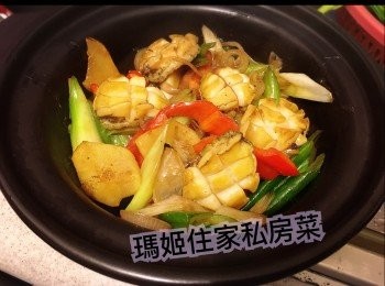 step4: ～熱鑊下油👉🏻爆香薑及京蔥👉🏻落鮑魚快炒👉🏻讚少許米酒👉🏻見到鮑魚開始捲曲（就即是差不多熟嘅時候）👉🏻落蠔油及小許糖
完成