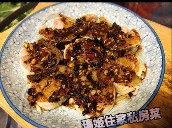 step2: ～拎個靚碟👉🏻將粉絲放喺底👉🏻放上白鱔👉🏻淋上搞好的豉汁
～煲滾水👉🏻中火👉🏻隔水蒸👉🏻10-12分鐘
～夠鐘👉🏻洒上蔥花
完成