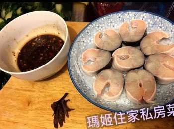 step1: ～買白鱔既時候，魚檔叔叔嬸嬸多數已經幫你處理好(如果冇處理就要麻煩魚檔幫你處理）👉🏻如果唔係返屋企就要自己攞粗鹽去潺，然後用熱水拖一拖個表皮👉🏻切件備用
～預先用溫水浸軟粉絲備用
～預先用溫水浸軟陳皮👉🏻刮去囊👉🏻切絲
～浸一浸豆豉👉🏻冲乾淨👉🏻切碎豆豉 蒜頭及指天椒👉🏻用一個碗仔盛起👉🏻落油 生粉 糖 生抽陳皮 攪勻