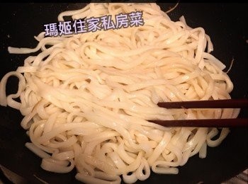 step4: ～用返原鑊落油👉🏻落烏冬👉🏻用筷子炒軟