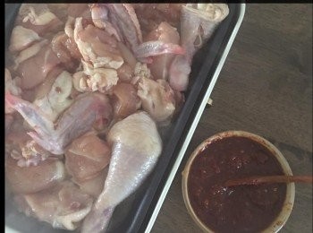 step1: 醃雞：豉油2匙，米酒2匙，糖漿1匙，糖1匙，辣椒少量，醃雞一隻大約三十分鐘