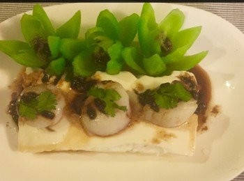 step3: 另起鍋加入油，將蒜蓉豆椒一起爆香，加少許水，待醬汁煮滾後，再加調味料。

上桌時將蒜蓉豆椒醬汁淋上蒸好了的帶子豆腐上，碟旁伴以芥菜花卉，增添食慾及美觀。