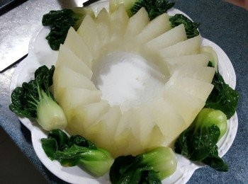 step8: 將白菜仔拌在冬瓜邊作拌碟(可用菜心作拌碟配菜)