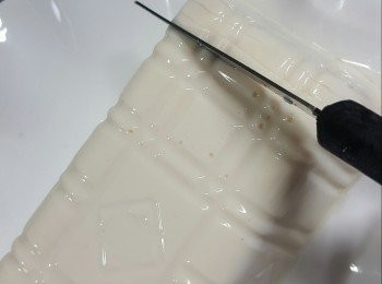 step3: 用刀仔將豆腐界開一片片