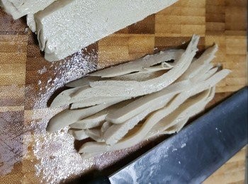 step1: 將素雞一包洗淨後，切片再切絲備用