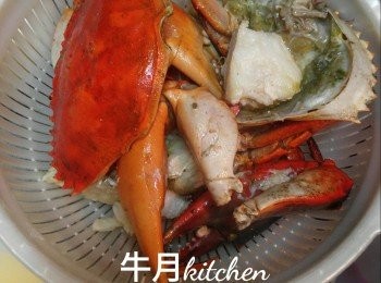 step3: 將肉既部分沾上生粉,用中火半煎炸形式走油,盛起(大概30秒就可以)