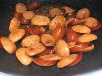 step2: 洋蔥及紅/黃甜椒切絲，辣肉腸切片。
煲滾水，加入少許海鹽及橄欖油，下螺絲粉根據包裝紙上指示煮少1分鐘後，盛起；用橄欖油拌勻。