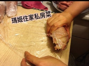 step12: 用保鮮紙捲起豬手