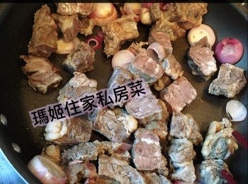 step6: 落牛腩炒下👉🏻之後再讚少許米酒👉🏻聞到香味👉🏻就倒入已滾嘅咖喱裏面👉🏻一齊慢慢炆煮