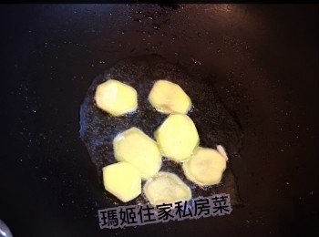 step3: ～熱鑊落油👉🏻將薑片爆香👉🏻落南乳👉🏻教中慢火炒香氣👉🏻落冬菇炒讚少許米酒先👉🏻放冬菇水煮滾👉🏻落蠔豉再落旺菜轉大火👉🏻炒至軟身👉🏻落雲耳 枝竹及豆卜煮滾👉🏻加蓋繼續煮至所有材料軟身
7⃣️～落粉絲及髮菜👉🏻唔夠水份酌量加小許滾水👉🏻落蠔油埋獻
完成～