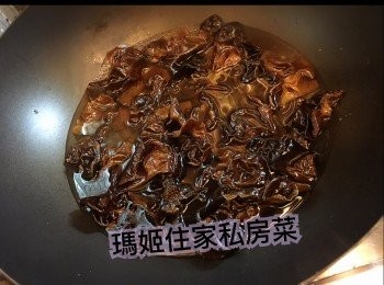 step2: ～雲耳浸軟去底部硬塊👉🏻煲滾水落雲耳氽水2至3分鐘，盛起備用
～旺菜洗乾凈切段👉🏻瀝乾水備用
～髮菜浸軟👉🏻用油搓擦洗淨揸乾水份備用