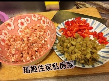 step2: ～半肥瘦豬肉預先用醃料醃最小15分鐘
～酸通菜頭切粒粒👉🏻紅尖椒切粒👉🏻指天椒切粒👉🏻蒜頭切碎