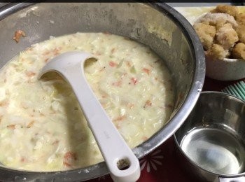 step1: 。將魚手指切成小粒，待用
。將 <span class="group_1">小丸子粉底</span> 全部拌好