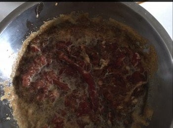 step1: 將<span class="group_1">醃料</span>放攪拌機攪到變汁後，跟住醃肉大約半個鐘