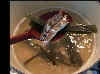 step1: 先將昆布同小魚乾用中慢火煲 30分鐘