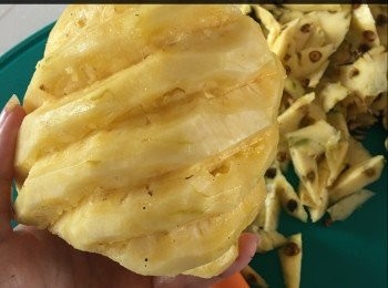 step1: 新鮮菠蘿批皮去釘