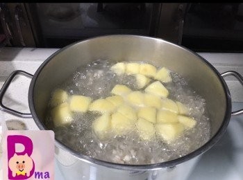 step2: 放入水大火滾10分鐘，再小火煲50分鐘。