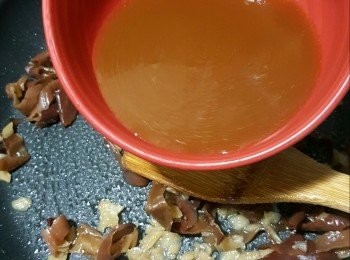 step7: 加入已經拌勻的<span class="group_2">調味料</span>用慢火煮滾