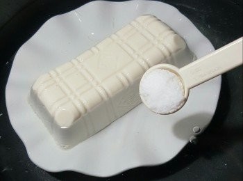 step1: 將豆腐放入碟上，連埋碟再放入鍋內，加入適量水煮滾,再加入1茶匙鹽煮滾，熄火將豆腐浸10分鐘（豆腐放入碟內作用是不用移動豆腐）