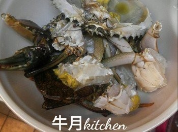 step2: 蟹洗乾淨,切件抹乾(蟹身1開4)